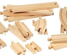 Train en bois, assortiment de rails et de routes