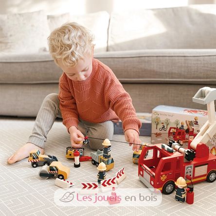 Fire engine with firefighters TL8367 Tender Leaf Toys 3